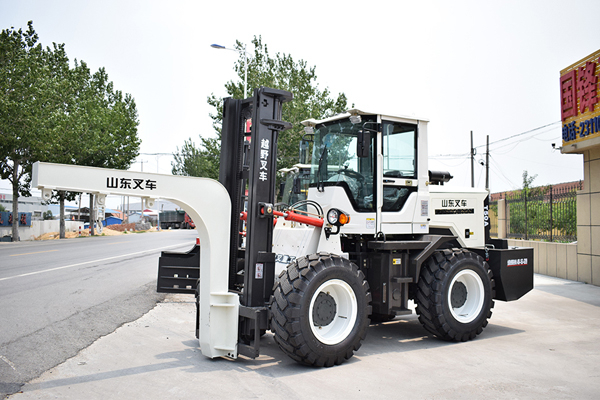 T50A型四驅(qū)越野叉車（山叉牌） 額定起升重量：5000Kg            額定起升高度：3000-4000mm 整機重量：5800 kg