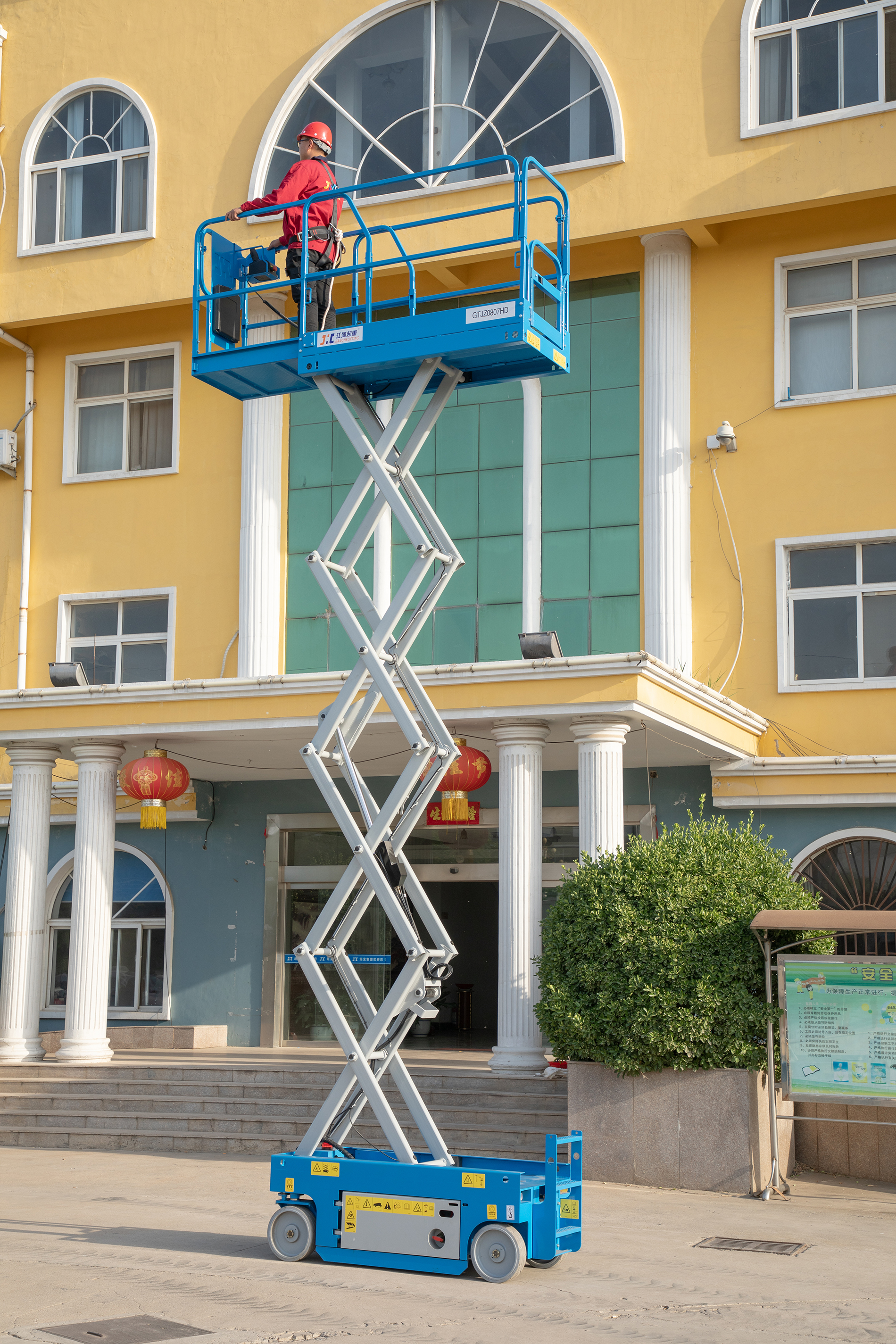 江河：大8米剪叉式高空作業(yè)平臺