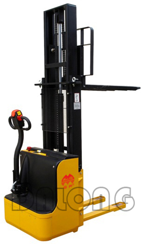CDD1.2C或1.5C 側(cè)駕式全電動(dòng)堆垛車