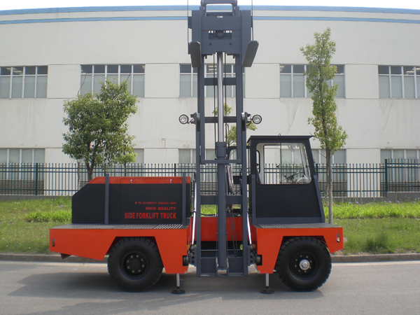鎮(zhèn)江福馬5T側(cè)面叉車(chē)