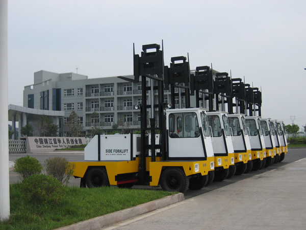 鎮(zhèn)江福馬內(nèi)燃側面叉車