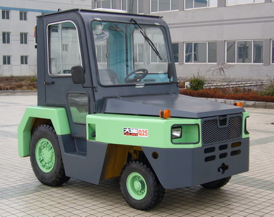 大連叉車(chē)2.5噸內(nèi)燃牽引車(chē)