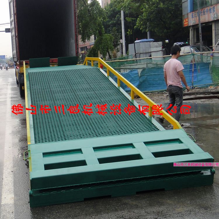 移動(dòng)式登車橋 移動(dòng)式裝卸平臺(tái) 廣州登車橋廠家直銷 DCQY-8T-10M