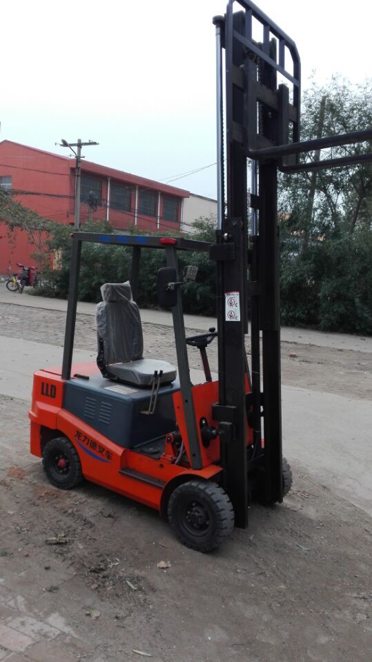 值得信賴的搬運(yùn)車專家 專業(yè)生產(chǎn) 各類手動電動叉車 托盤貨架 叉車定制 LLD-15